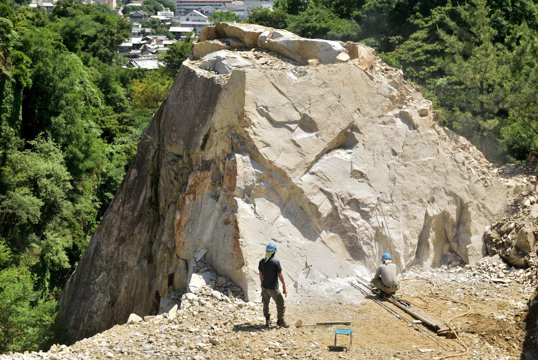 山から切り出す大きな岩盤